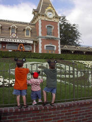 3 Kids at Disneyland entrance